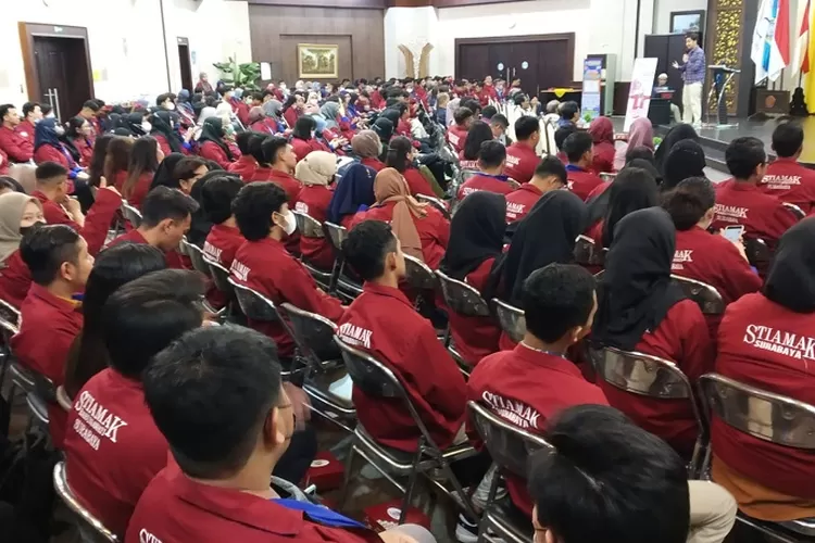 Ratusan mahasiswa Prodi Ilmu Administrasi Bisnis Konsentrasi Bisnis Pelabuhan dan Logistik Stiamak Barunawati saat mengikuti kuliah umum 