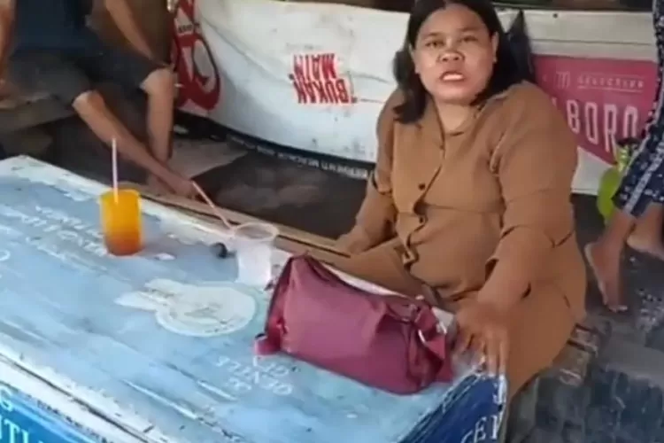 Viral Wanita Ini Diduga Menyuruh Sang Anak Mengemis (Tangkapan Layar Twitter)