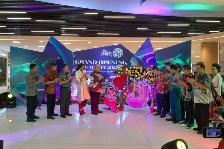 Wali Kota Semarang Hevearita Gunaryanti Rahayu bersama Forkopimda meresmikan Mall The Park. (Ayosemarang.com/ Audrian Firhannusa)