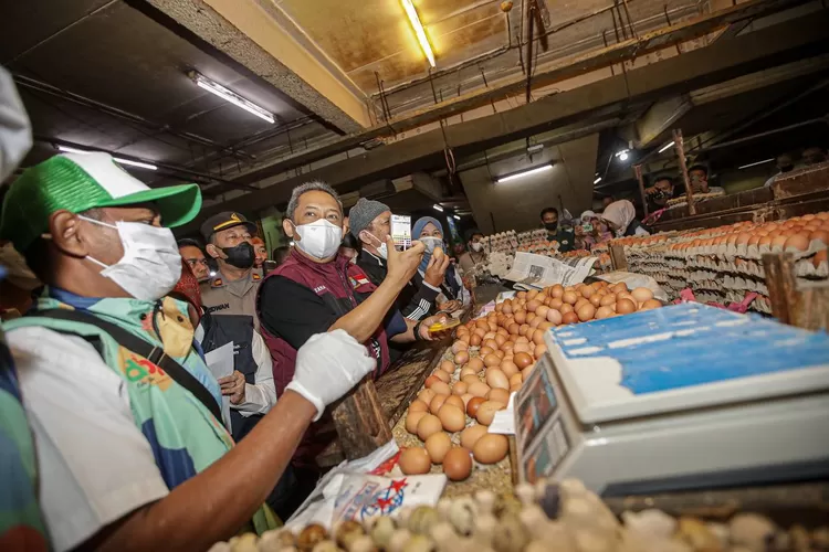 Yana Mulyana meninjau Pasar Baru, untuk memastikan ketersediaan dan harga bahan pangan dipasaran, hari ini, Rabu 15 Maret 2023 (dok. Bandung.go.id)