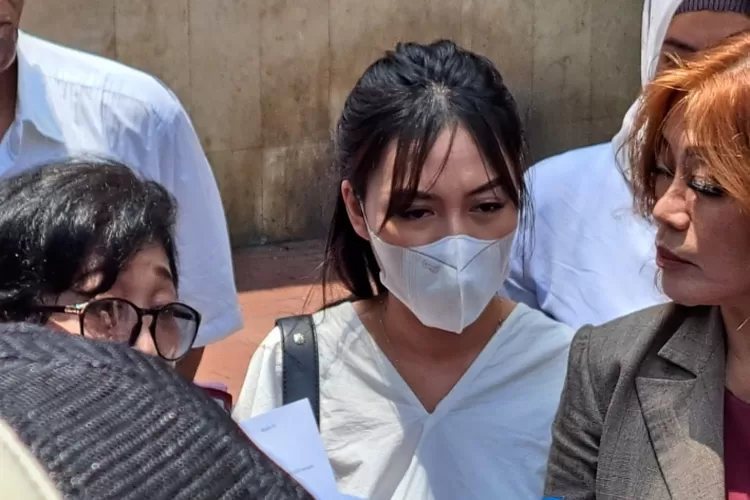 Anastasia Pretya Amanda (APA) didampingi kuasa hukumnya di Mapolda Metro Jaya/PMJ News  (JAKARTA INSIDER )