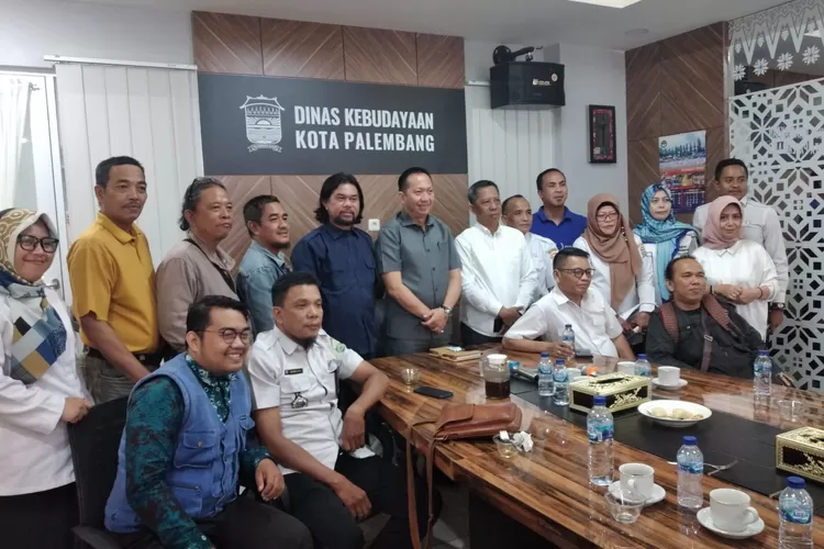 Menindaklanjuti persetujuan Walikota mengalihkan Balai Pertemun jadi Gedung Kesenian,  pihak AMPCB  melakukan pertemuan dengan Dinas Kebudayaan kota Palembang di ruang rapat Dinas Kebudayaan, Rabu (15/3/2023) (istimewa)