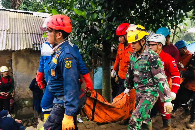Petugas gabungan menemukan dua jenazah dari empat korban tertimbun longsor di Empang, Kota Bogor, Kamis 16 Maret 2023. (Devina/Metropolitan)