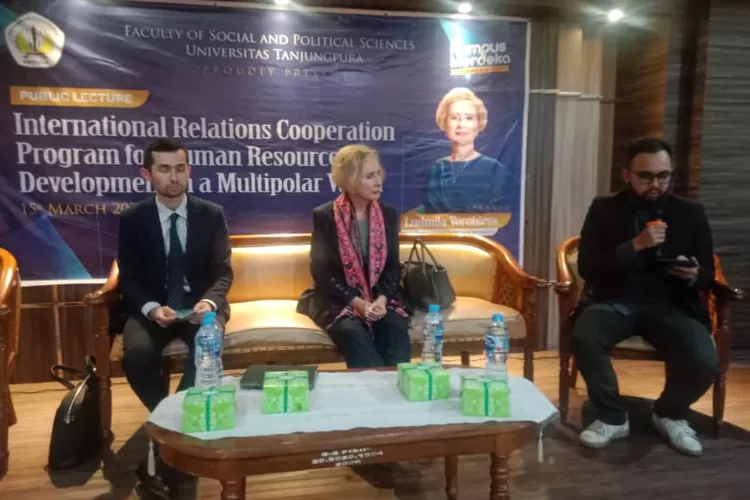 Dubes Rusia Lyudmila Vorobiewa saat stadium general di Universitas Tanjungpura Pontianak menyatakan dunia multipolar diperlukan untuk menciptakan perdamaian dunia (istimewa)