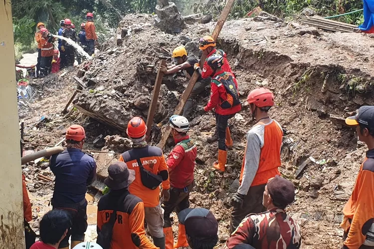 BPBD dan tim gabungan melakukan proses evakuasi korban longsor di Empang, Kota Bogor. (Devina/Metropolitan)