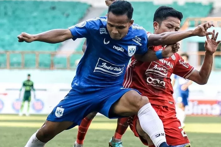 Oktafianus Fernando berduel dengan pemain Persija Jakarta. Dalam pertandingan ini PSIS kalah 1-0.  (PSIS)