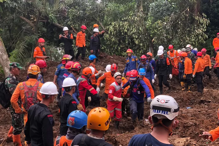 Petugas gabungan pencarian korban tertimbun longsor Empang, Bogor, berhasil menemukan dua orang tersisa. (Devina/Metropolitan)