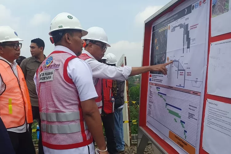 Menhub Budi Karya Sumadi saat meninjau lokasi longsor di Empang, Kota Bogor (Devina/Metropolitan)