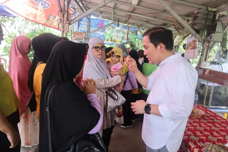 Dokter Rayendra atau dr Raendi Rayendra menyapa warga. (Dok pribadi)