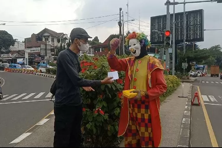AJB saat memberikan bantuan di sekitar Gadog, Bogor.