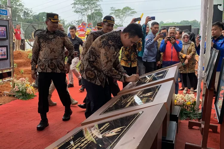 Bupati Kendal saat meresmikan hasil-hasil pembangunan tahun 2022 di Embung Pancur Pageruyung. (Edi Prayitno/Kontributor Kendal)