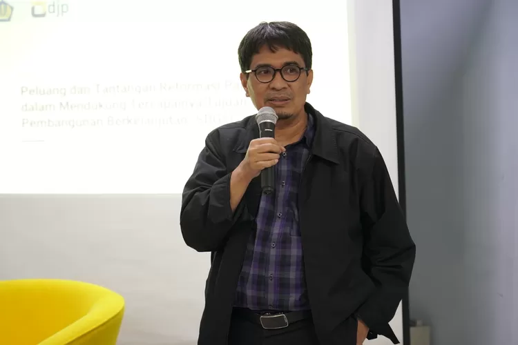 Eureka Putra, Kasubdit Dampak Kebijakan Direktorat Potensi, kepatuhan, dan Pemerimaan Dirjen Pajak Menyampaikan Makalahnya dalam Suatu Seminar Perpanjakan di Universitas Prof. Dr Moestopo Beragama (foto Humas Universitas Prof Dr Moestopo Beragama )
