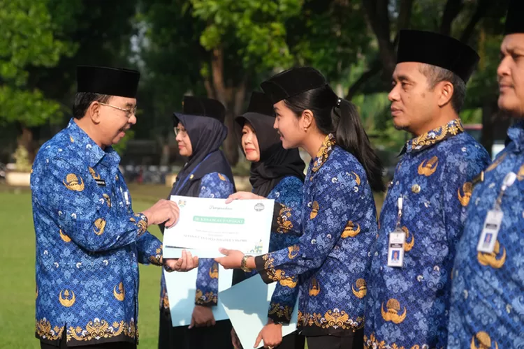 Wakil Walikota Magelang menyerahkan SK Kenaikan Pangkat bagi 273 PNS. (Dok Pemkot Magelang)