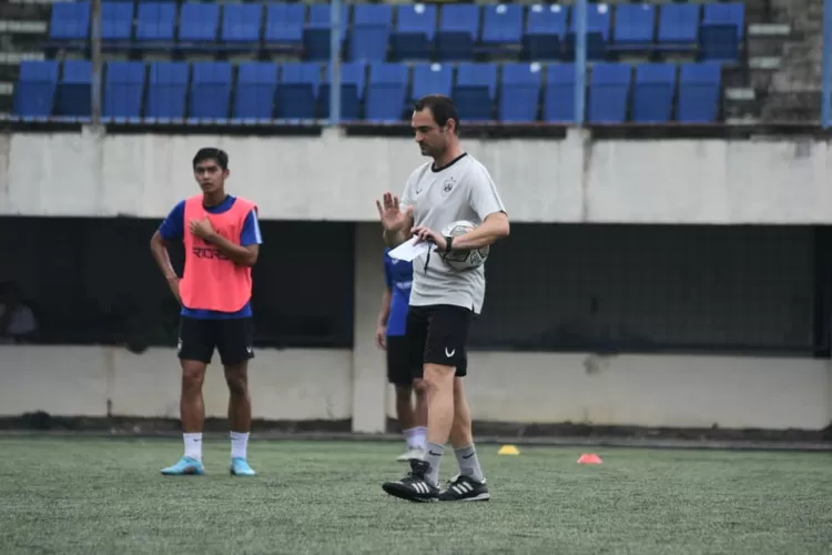 Pelatih PSIS Semarang Gilbert Agius saat memberi instruksi saat latihan. (Ayosemarang.com/ Audrian Firhannusa)