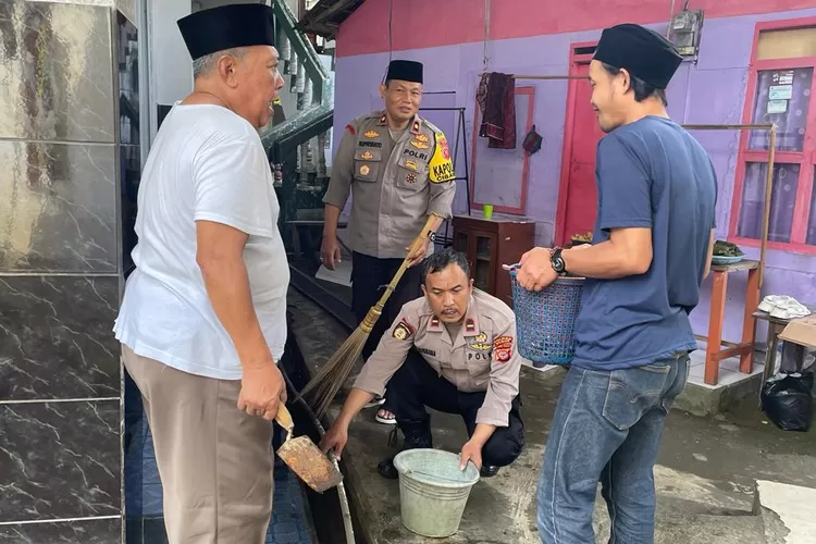 Polsek Cisarua menggelar Jumat Bersih. (Rijal/Metropolitan)