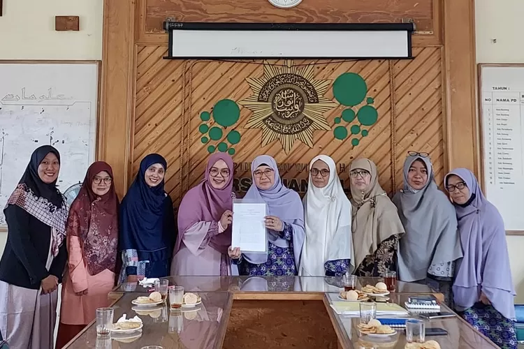 Foto bersama IAI Persis Bandung dengan PW Persistri Jawa Barat - Foto Istimewa  
