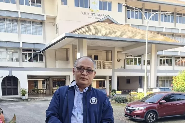 Ketua Yayasan Prima Cendekia Islami Prof. Dadan Wildan berfoto dengan latar belakang Sekolah kebangsaan St Mary di Kuala Lumpur - Foto: Dokumen Pribadi