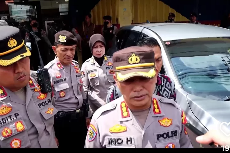 Kombespol Ino harianto, SIK, MM mengemukakan telah terjadi perampokan menggunakan senpi di Bank Arta Kedaton makmur, Jumat (17 Maret 2023). Tiga orang korban luka tembak, tersangka pelaku bisa diamankan. (instagram @polresta_bandarlampung)
