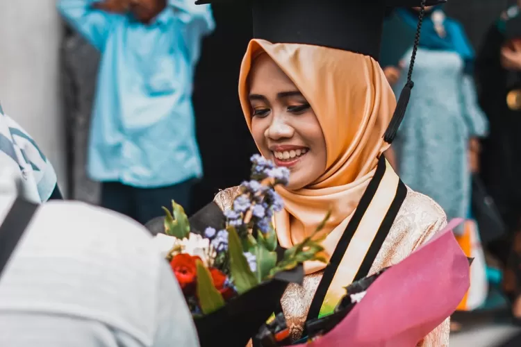 Ilustrasi hadiah wisuda (Unsplash.com/Marsha Dita)