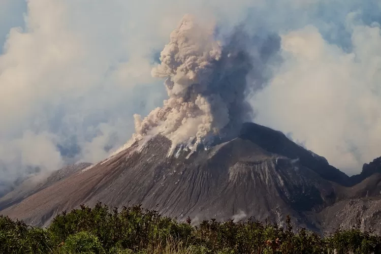 Ilustrasi Erupsi Gunung Api (Foto: canva)
