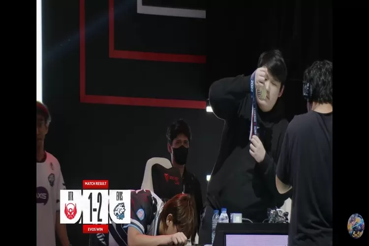 Selebrasi pemain Evos Legends ketika berhasil comeback dari Bigetron Alpha (YouTube : MPL Indonesia)