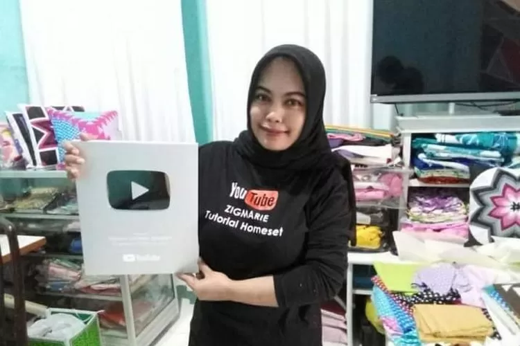 Sundari (38),Silver Play Button dari Youtube. mendapatkan Silver Play Button dari Youtube  (ayopontianak.com/dok. BRI)