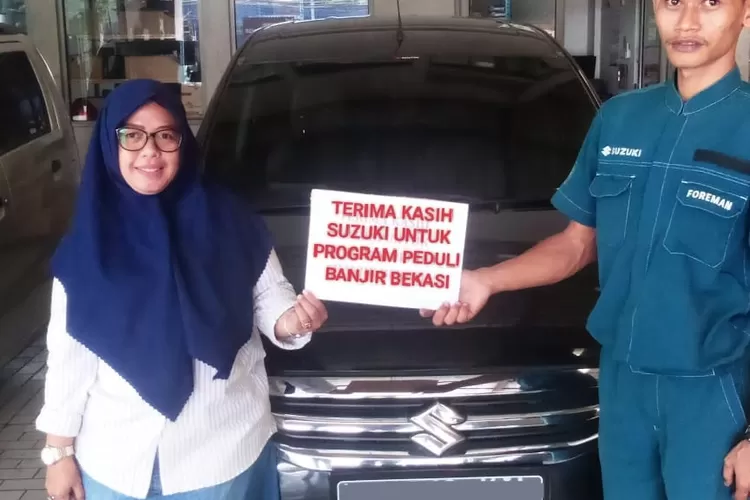 Ibu Pelanggan Gembira Mobil Suzukinya Diservis Gratis oleh Bengkel Suzuki (foto PT SIS)
