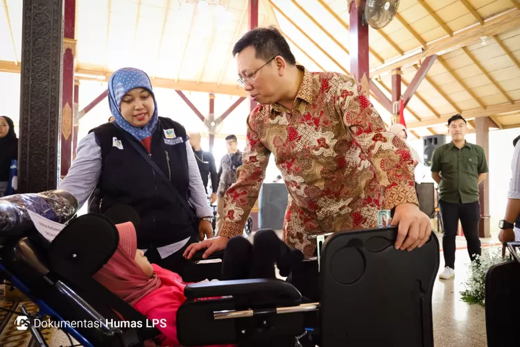 LPS memberikan bantuan sosial yang ditujukan kepada para penyandang difabel di Kabupaten Cirebon, Jawa Barat pada Sabtu, 18 Maret 2023. (Foto: dok. Humas LPS)
