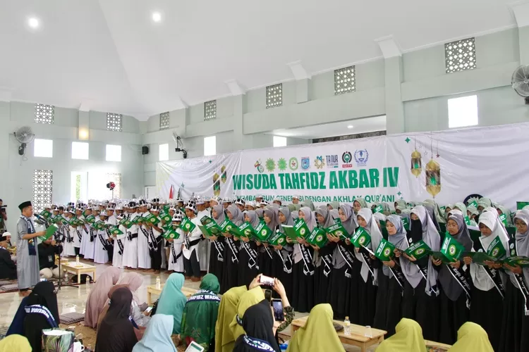 Mudir Am PTWQ Persatuan Islam Kota Tangerang Ustaz Arif Husni Majid membacakan ikrar janji yang diikuti oleh 270 wisudan/wati - Foto: Henry Lukmanul Hakim