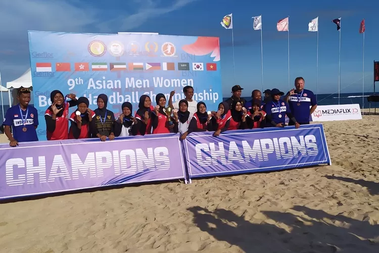 Timnas putri bola tangan pantai Indonesia merebut medali perunggu Kejuaraan Asia Bola Tangan Pantai 2023 di Bali.