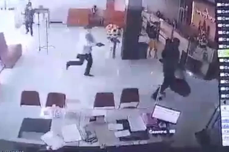 Perampokan Bank Arta Kedaton Makmur,di Jalan Laksamana Malahayati, Bumiwaras, Bandar Lampung Jumat 17 Maret 2023, pagi terekam CCTV