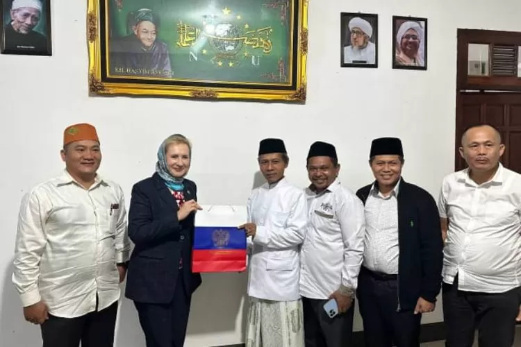  Pengasuh Pondok Pesantren Nahdlatul Ulama di Provinsi Kalimantan Barat inginkan studi banding dunia Islam di Rusia.  Hal itu dikemukakan Sekretaris Dewan Pimpinan Wilayah Nahdlatul Ulama Kalimantan Barat, Nurdin dalam dialog dengan Duta Besar Rusia, Lyudmila Vorobieva (istimewa)