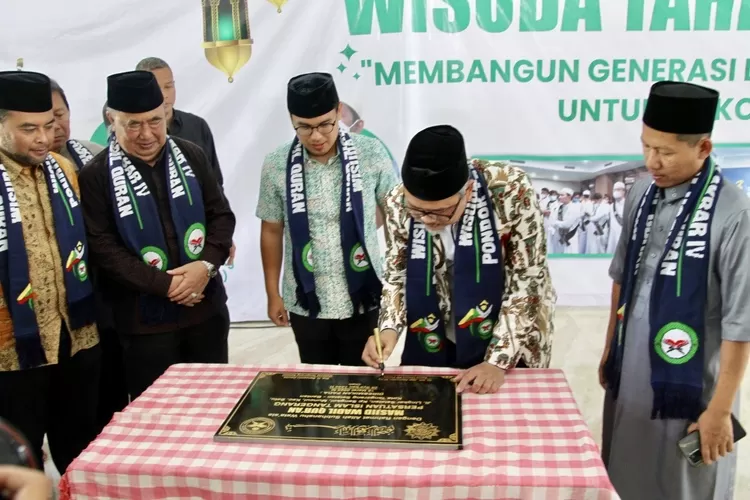 Ketua Umum PP Persatuan Islam Ustaz Jeje Zaenudin menandatangani prastasi peresmian masjid Wadil Quran PERSIS Kota Tangerang dengan didampingi Wakil Walikota Tangerang Selatan Pilar Saga Ichsan, Mudir PTWQ Ustaz Arif Husni Majid (kanan) - Foto: Henry Lukmanul Hakim