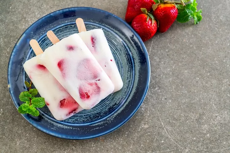 Resep Es Lolly Yogurt Strawberry, Dessert Lembut dan Menyegarkan untuk Menu Takjil Buka Puasa Ramadhan (freepik)