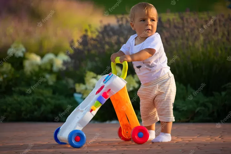 Takut Tumbuh Kembang Anak Telat? Begini 5 Cara Melatih Anak Berjalan (FREEPIK)