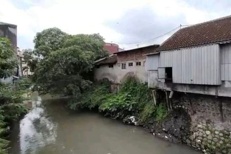 Bangunan di bantaran anak Sungai Bengawan Solo di Mendungan, Pabelan, Sukoharjo (Endang Kusumastuti)
