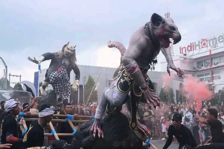 Ogoh-ogoh berbentuk tikus ikut dikirab di Kota Solo jelang Hari Raya Nyepi (Endang Kusumastuti)