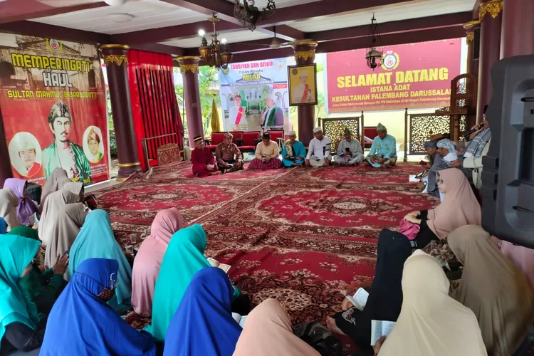 Dalam rangka memperingati milad Kesultanan Palembang Darussalam (KPD) yang ke 357 tahun dan ruwahan serta menyambut datangnya bulan suci Ramadhan 1444 H di istana adat Kesultanan Palembang Darussalam Palembang di Jalan Sultan M Mansyur, Kecamatan IB II Palembang, Jumat (17/3). (isti,ewa)