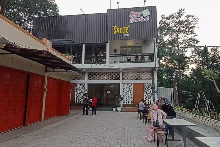 Rumah makan di Kaliwungu ini menyajikan menu khas sego berkat ala kondangan di kampung-kampung. (edi prayitno/kontributor Kendal)