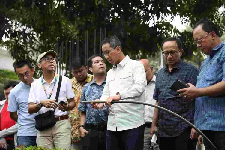 Pj Gubernur DKI Jakarta Heru Budi Hartono meninjau  pemasangan kabel utilitas  di Jakarta Pusat dan Jakarta Selatan, Sabtu (18/3/2023).