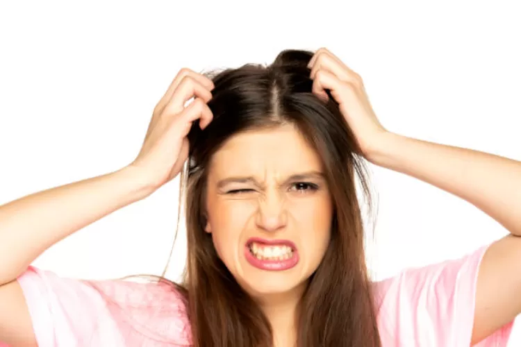 Ilustrasi Seorang Wanita Merasakan Gatal di Rambut (iStok)