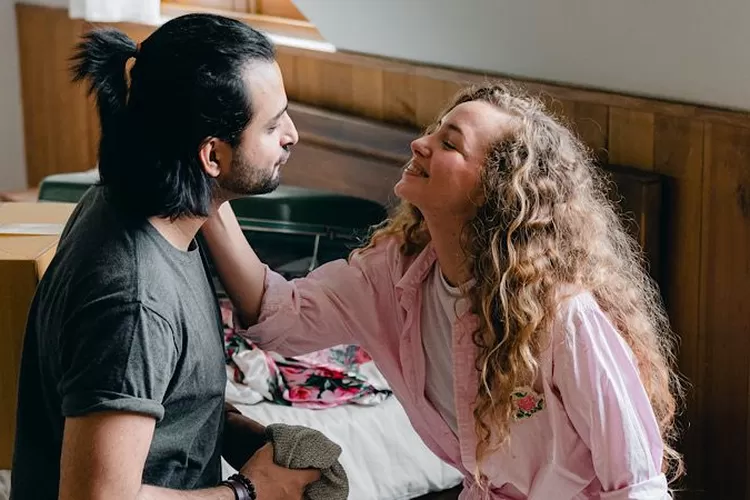 Ilustrasi cara agar pria merasa dihargai (Pexels/ Ketut Subiyanto)