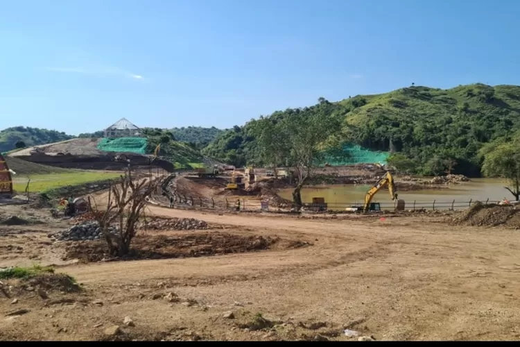 Kementerian Pekerjaan Umum dan Perumahan Rakyat (PUPR) tengah menyelesaikan pembangunan Embung Anak Munting di antara Jalan Akses Labuan Bajo menuju Golo Mori, Kecamatan Komodo, Provinsi Nusa Tenggara Timur (NTT). 