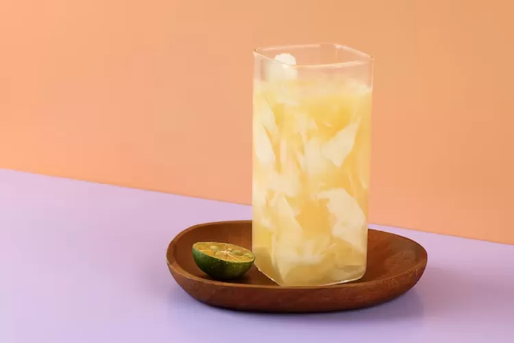 Resep Es Jeruk Kelapa Muda, Minuman Sehat dan Menyegarkan untuk Menu Buka Puasa (freepik)