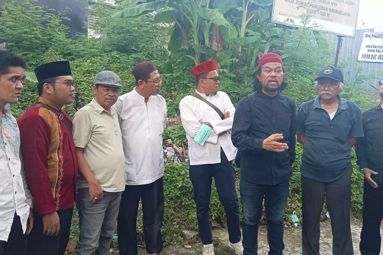 AMPCB ziarah dan aksi damai di Komplek Pemakaman Oangeran Kramojayo. Dengan pagar seng d menutupi kompleks dan nisan-nisan hilang, Palembang benar-benar diampuk-i.  Di belakang terlihat papan nama Cagar Budaya dan Pelatangan Masuk kompleks. (istimewa)