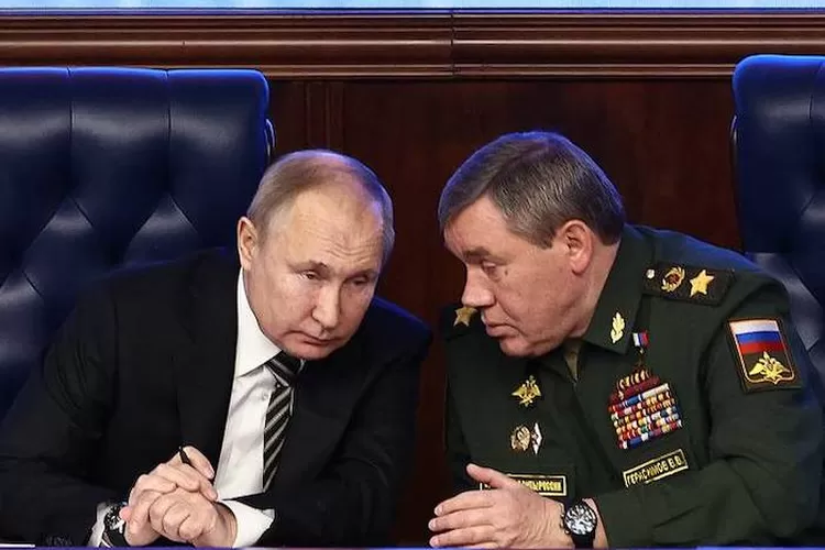 Presiden Rusia Vladimir Putin melakukan kunjungan ke pos komando pasukan di perbatasan Ukraina, mengabaikan perintah penangkapan yang dikeluarkan oleh Mahkamah Kejahatan Internasional ICC. (TASS)