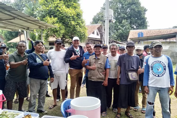 SERU : Mancing Bareng Bang Her, di Pemancingan Lamer, Kelurahan Depok, Kecamatan Pancoran Mas, Minggu (19/3).&nbsp; (ALDY RAMA/RADAR DEPOK)