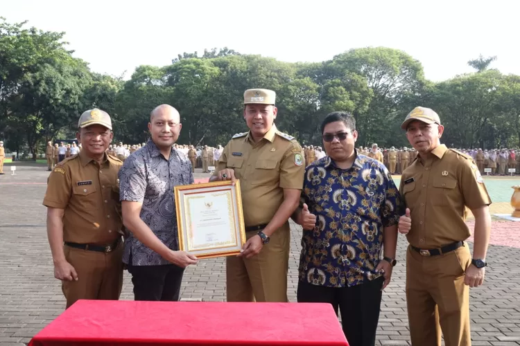 Plt Wali Kota Bekasi Tri Adhianto tandatangani kerja sama dengan Unkris dan PT Juragan Wifi. (Humas Pemkot Bekasi)