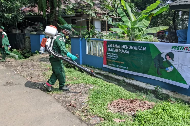 Kolaborasi penyemprotan cegah DBD di 25 Masjid di Kota Bogor. Salah satunya Masjid An-Naba PWI Kota Bogor. (PWI Kota Bogor)