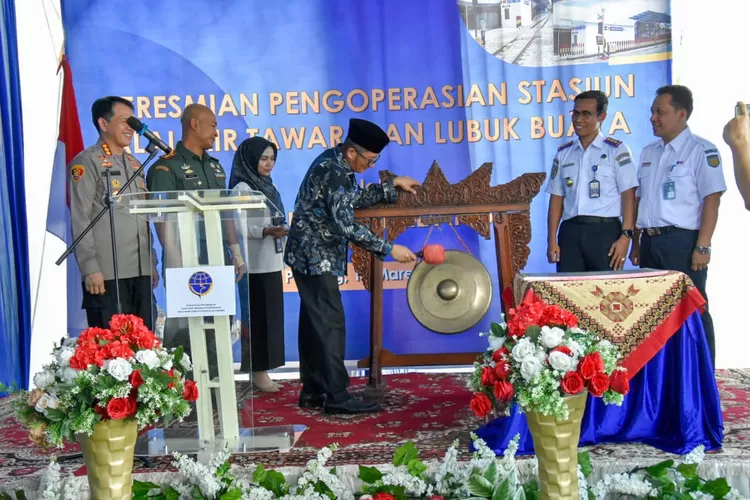 Wali Kota Padang  Hendri Septa Resmikan Revitalisasi Tiga Stasiun Kereta Api. (Prokopim Pdg)